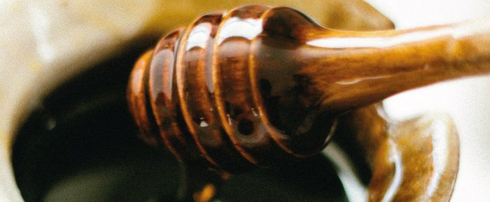 Manuka Honig Inhaltsstoffe sorgen für braune Färbung.